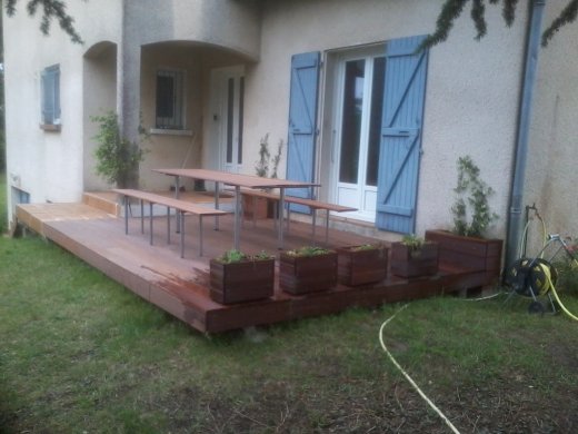 une grande table et 2 bancs à la place de ces merdes en plastique[R une grande table et 2 bancs à la place de ces merdes en plastique[R